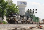 NS 8906 leads train 213 past the signals at Aycock